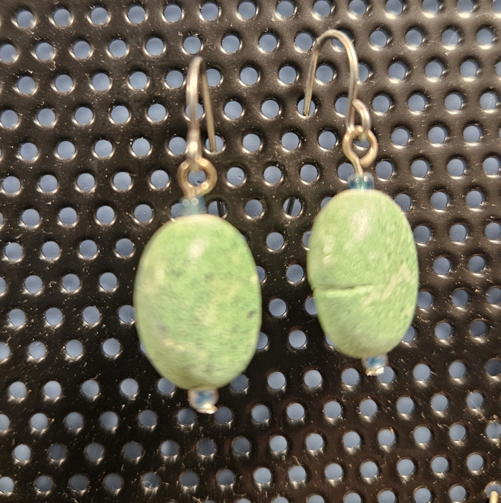 Elegant Green Stone Earrings Lightweight Excellent Condition